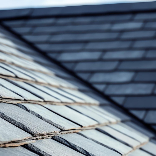 Couvreur travaillant sur un toit